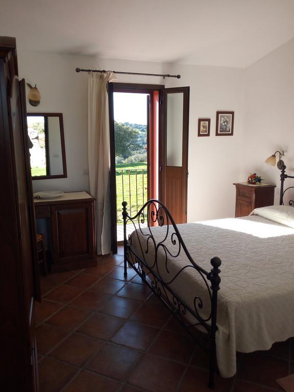 Villa Turismo Rurale L'Agliuledda à Sant'Antonio di Gallura Extérieur photo